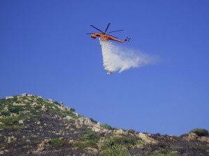 Sgancio d'acqua di un elicottero in azione sulle colline di Cassibile.
