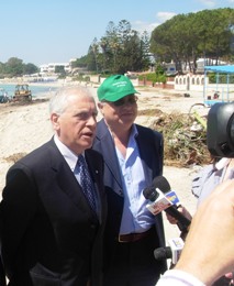 Il Presidente Nicola Bono e</br> il Dirigente Domenico Morello </br>nella spiaggia di Fontane Bianche.