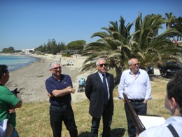 Il Presidente Nicola Bono con l'Assessore Sebastiano Zocco e il Dirigente Domenico Morello in conferenza stampa stamani nella spiaggia di Fontane Bianche.