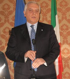 Il Presidente Nicola Bono</br> durante un suo intervento nella Sala Costanza Bruno.