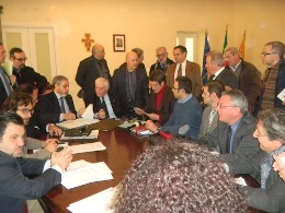 Il Presidente Nicola Bono in un incontro con alcuni Sindaci dei Comuni.