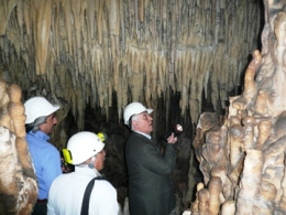 Il Presidente Nicola Bono durante un sopralluogo nella Grotta Monello.
