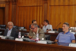 Consiglieri provinciali </br>nel corso di una seduta.