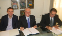 La firma del Protocollo,</br> Bono con Garozzo </br>e l'assessore Niki Paci.