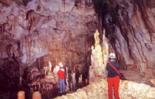 Volontari ripuliscono la Grotta Monello 