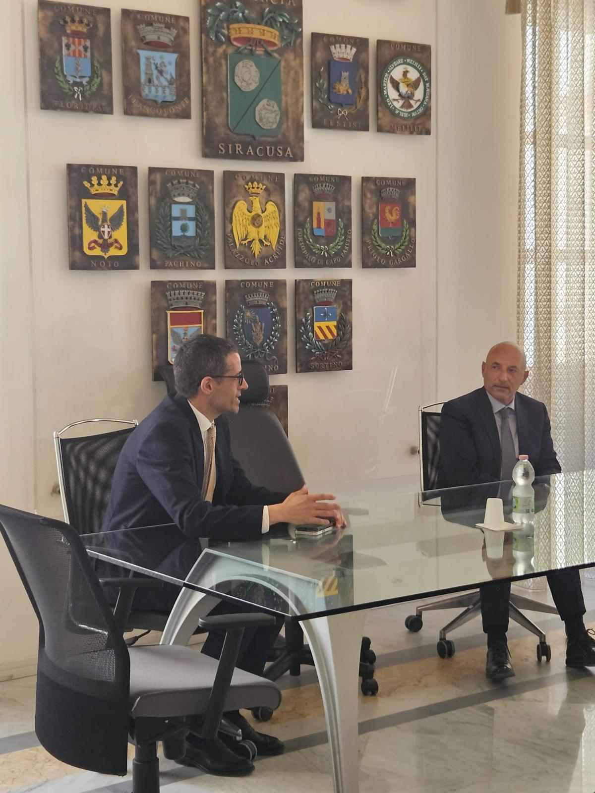 Il Prefetto e il Presidente nella Sala degli Stemmi.