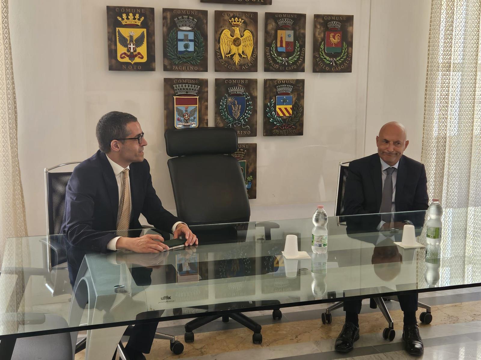 Il Prefetto e il Presidente nella Sala degli Stemmi.