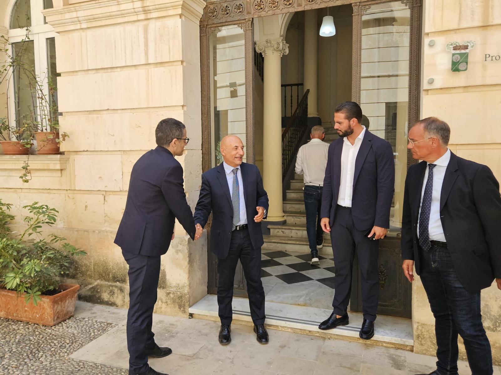 Il Prefetto con il Presidente e il Vicepresidente provinciale davanti alla sede di via Roma, Ortigia.