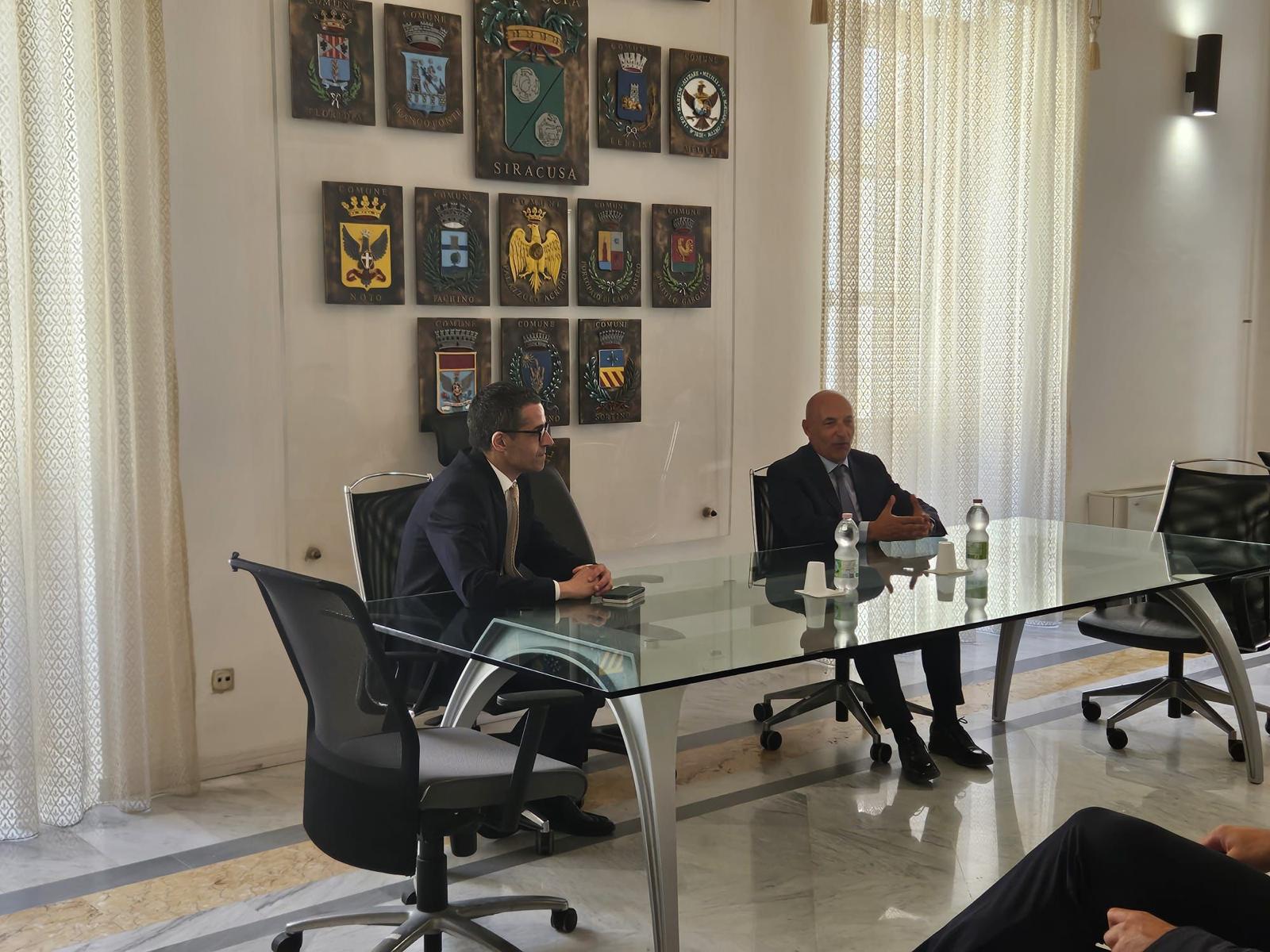 Il Prefetto e il Presidente nella Sala degli Stemmi.
