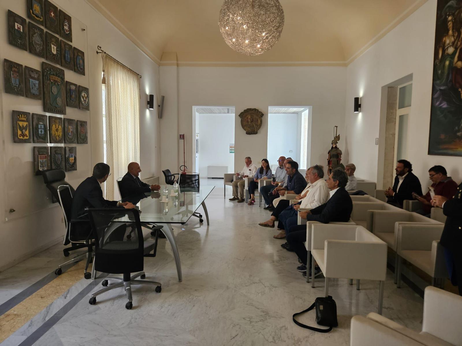 Autorità locali riunite nella Sala degli Stemmi.