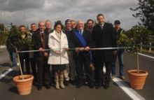 Un momento dell'inaugurazione della nuova bretella stradale.
