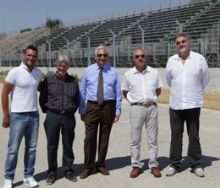 Il Commissario Alessandro Giacchetti </br>con i tecnici al Circuito di Siracusa.