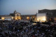 Una proiezione del Festival nella piazzetta del borgo di Marzamemi