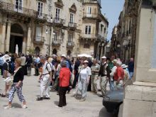 Turisti nel centro di Ortigia