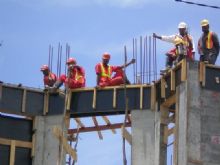 Operai in un cantiere in costruzione